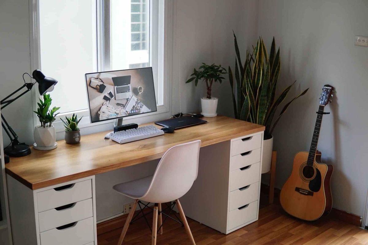 Tip trang trí bàn làm việc văn phòng đẹp và truyền cảm hứng 6 Trang trí bàn làm việc phong cách tối giản