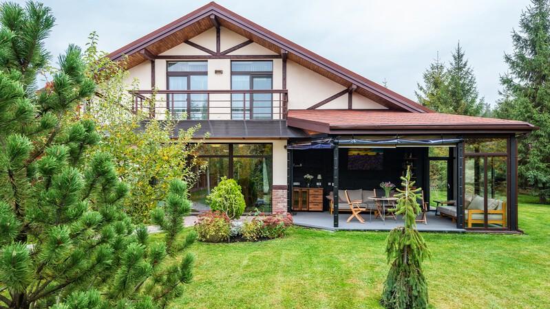 Các mẫu xây nhà hai tầng giá rẻ – Giải pháp tiết kiệm chi phí nhưng vẫn đẹp và tiện nghi 4 Nhà hai tầng giá rẻ kết hợp sân vườn
